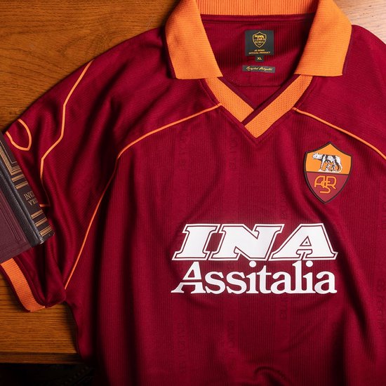 Wijnrood heren voetbalshirt van AS Roma, met oranje kraag en mouwranden. Het shirt heeft het 'INA Assitalia' logo op de voorkant.
