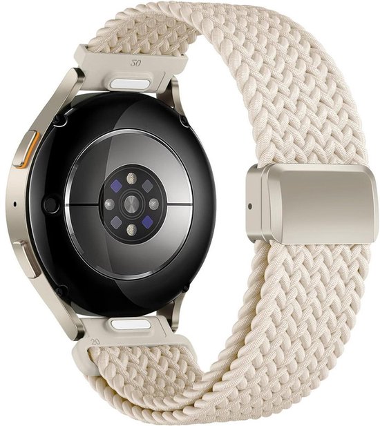 Bracelet crème tressé sur une montre connectée argentée.