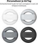 Vier Belkin AirTag houders in zwart, wit, lichtgrijs en donkergrijs