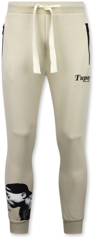 Beige joggingbroek met trekkoord, zijzakken en grafische print van Tupac op de linker broekspijp.