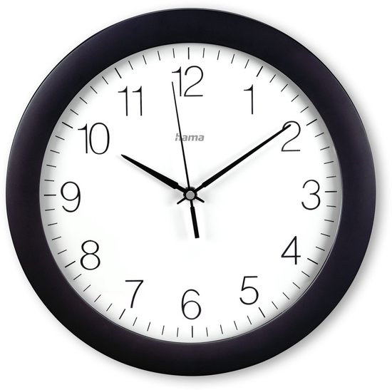 Zwarte ronde wandklok met witte wijzerplaat en zwarte cijfers. De klok is van het merk Hama.