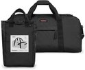 Zwarte Eastpak reistas met een losse zwarte tas ernaast met informatie.