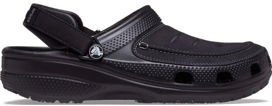 Zwarte Crocs Yukon Vista II klomp met bandje en gestikte details, op een witte achtergrond.
