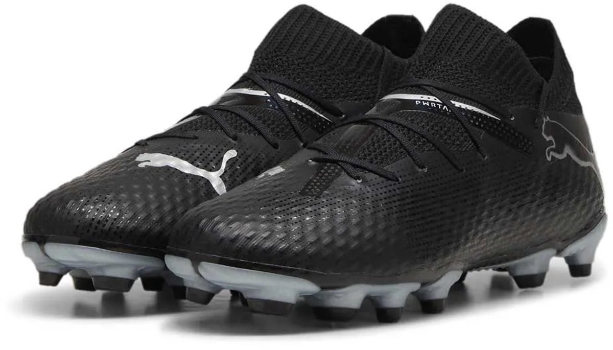 Puma Future 7 Pro FG/AG Jr voetbalschoenen in zwart, met een adaptieve pasvorm en lichtgewicht mesh bovenkant.