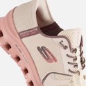 Close-up van een Skechers Slip-Ins Glide-Step Pro instapper in taupe en roze met 'Skechers' logo.