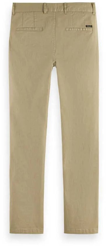Achterkant van een man in beige chino broek, witte overhemd en zwarte schoenen.