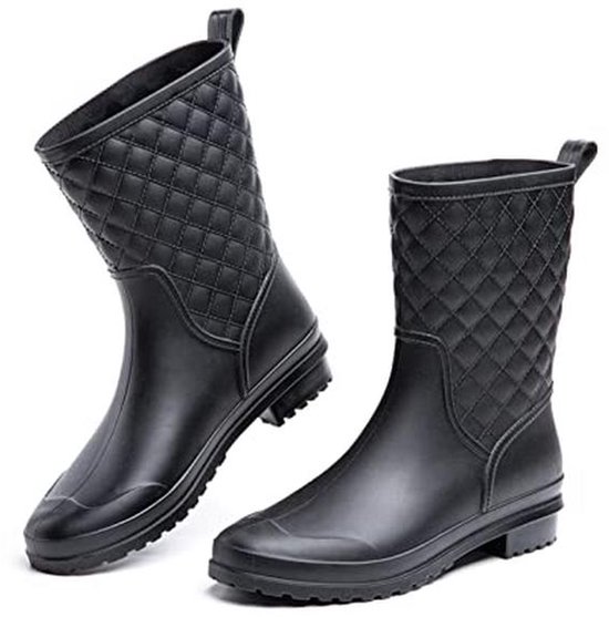 Twee zwarte regenlaarzen met een diamantvormig stikselpatroon op de schacht en een handige lus aan de achterkant.
