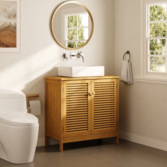 Houten badmeubel met lamellendeuren voor een wastafel, in een badkamer.