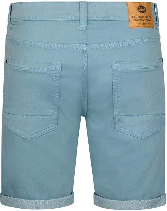 Achterkant van een lichtblauwe denim short met opgerolde zoom en twee achterzakken. Leren label van Petrol Industries.
