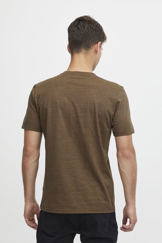 Achterzijde van een olijfbruin gemêleerd T-shirt met ronde hals gedragen door een man.