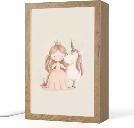 Een verlicht houten nachtlampje met een illustratie van een prinses met kroon en eenhoorn.