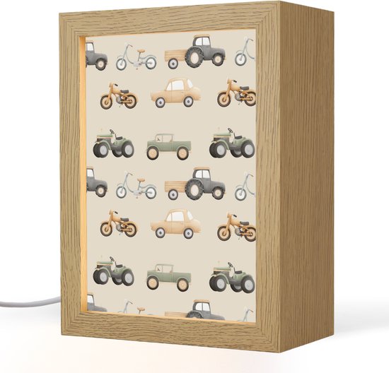 Close-up van een houten lamp met een patroon van diverse retro voertuigen.