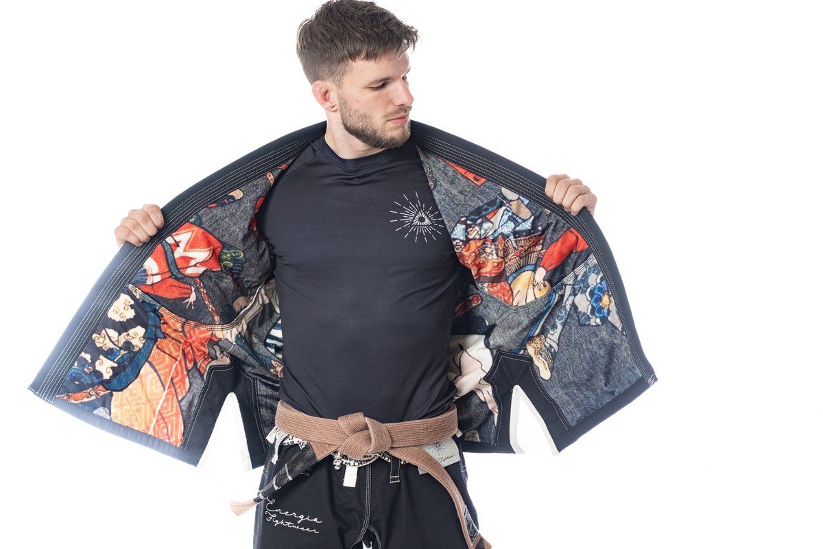 Energia Fightwear Deluxe Gi A3/L - Binnenvoering met Print - Geborduurde Details - Zwart