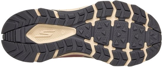 Onderkant van een naturel Skechers trailschoen met een grof, donkergrijs profiel.