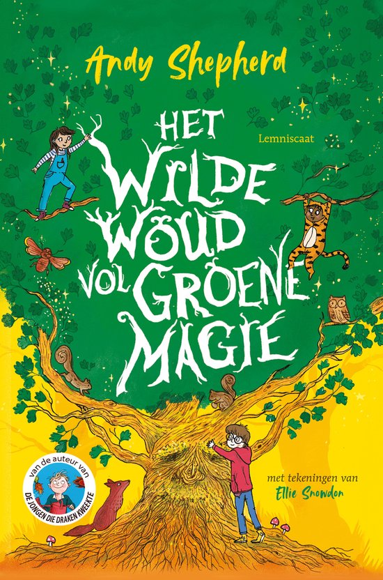 Boekomslag met een dikke boom en kinderen die spelen met dieren. Tekst: 'Andy Shepherd Het Wilde Woud vol groene magie'.
