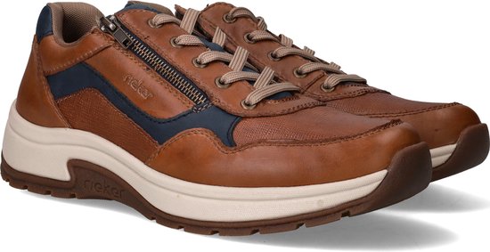 Paar bruine sneakers met rits, veters en donkerblauwe accenten.