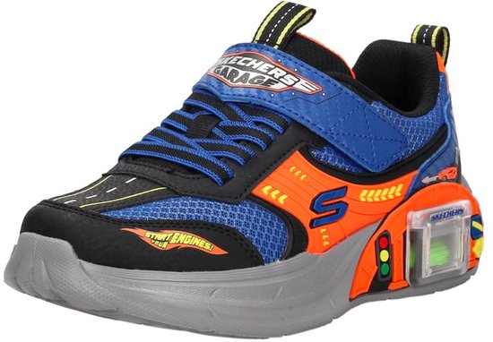 Blauwe sneaker met oranje accenten, veters en klittenband. De zool bevat een speelgoedautootje en stoplicht.