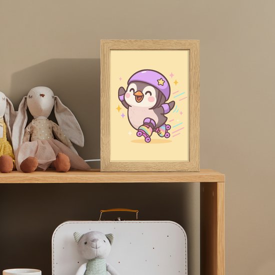 Nachtlampje 15x20 cm - Kinder lamp - Pinguïn - Rolschaatsen - Geel - Energiek - Tafellamp kinderkamer - Slaapkamer lamp - Bedlamp kinderen - Kinderlampje stopcontact - Wandlamp babykamer - Nachtlampjes van Merkloos — afbeelding 3
