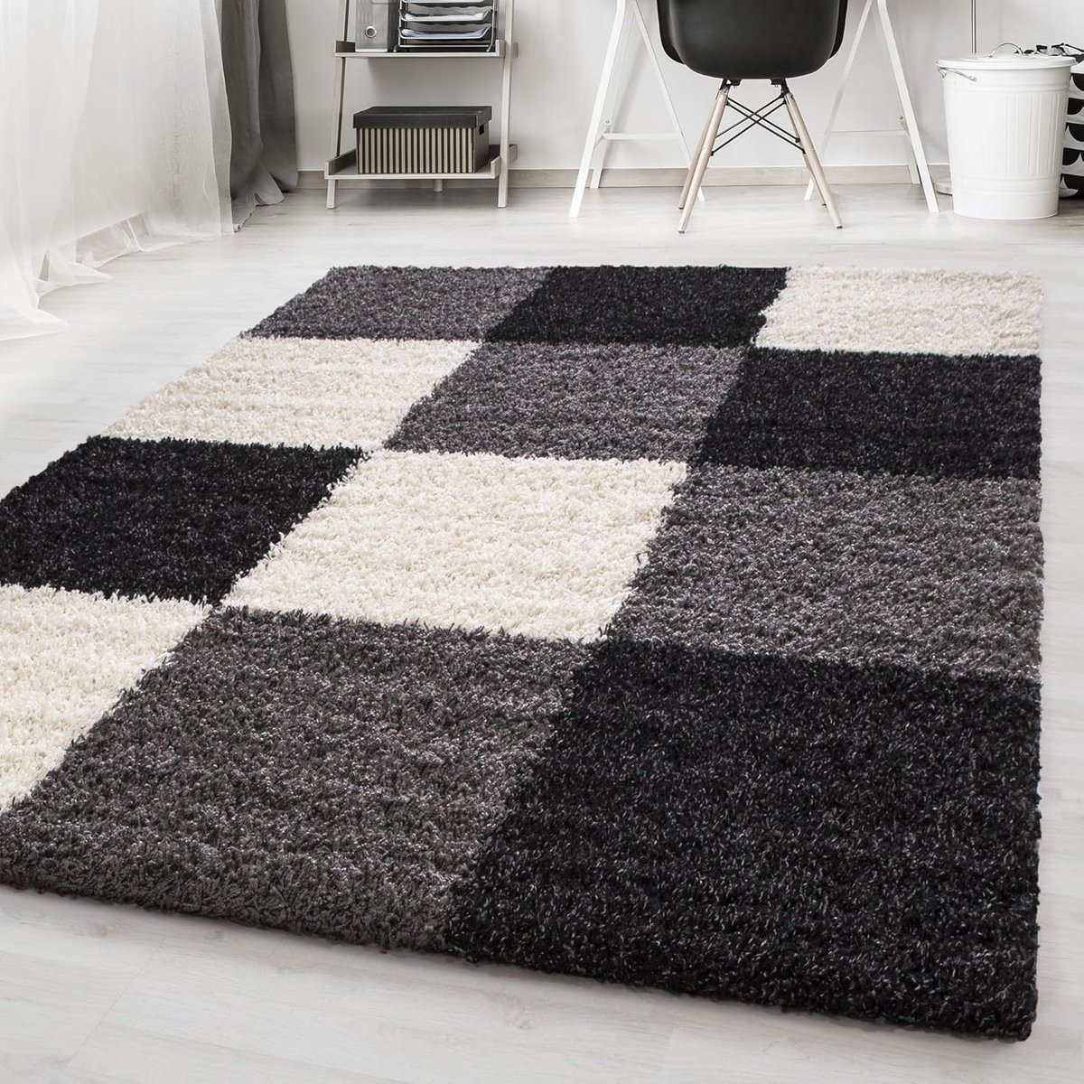 Luxe Hoogpolig Vloerkleed Rechthoekig Zwart met Vierkanten Patroon - 80x250 cm - Antistati