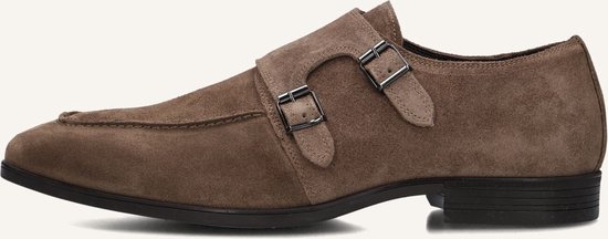 Bruine suède monk strap schoen met dubbele gespen en een spitse neus.