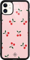 Casimoda® hoesje - Geschikt voor iPhone 11 - Kersjes - Luxe Hard Case Zwart - Backcover telefoonhoesje - Roze