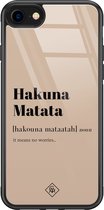 Casimoda® hoesje - Geschikt voor iPhone SE (2020) - Hakuna Matata - Luxe Hard Case Zwart - Backcover telefoonhoesje - Bruin/beige