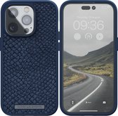 Njord byELEMENTS iPhone 14 Pro Max hoesje - Telefoonhoesje van Hoogwaardig Zalmleer - Gereycled / Duurzaam materiaal - 2 Meter valbescherming - Geschikt voor Magsafe / Draadloos laden - Blauw