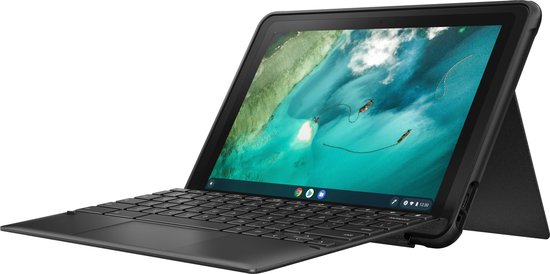 Zijprofiel van een ASUS Chromebook met toetsenbordhoes, geopend als een laptop.