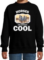 Dieren witte paarden sweater zwart kinderen - horses are serious cool trui jongens/ meisjes - cadeau wit paard/ paarden liefhebber - kinderkleding / kleding 134/146