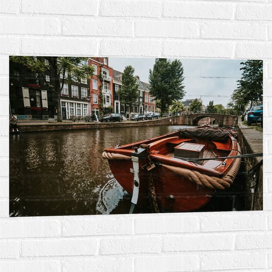 WallClassics - Muursticker - Boot in Amsterdamse Gracht - 90x60 cm Foto op Muursticker