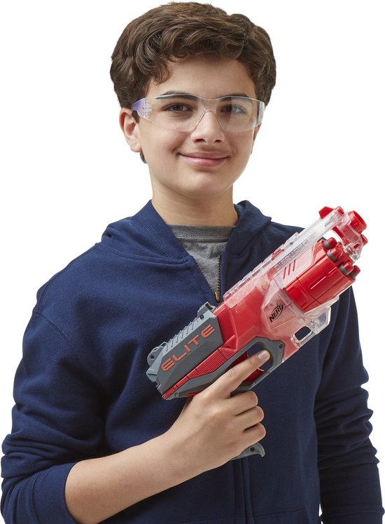 Jongen met veiligheidsbril draagt een blauwe hoodie en houdt een rode en transparante NERF Elite Disruptor vast.