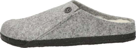 Grijze Birkenstock pantoffel van vilt met witte schapenwollen voering, zijkant aanzicht.