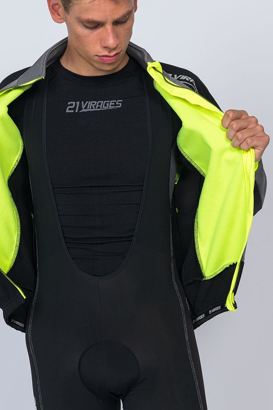 Man trekt zwarte fietsjas open, die aan de binnenkant neon geel is. Hij draagt een zwart shirt met '21 VIRAGES' erop.