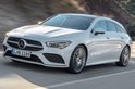 Witte Mercedes CLA Shooting Brake X118 met zwart dak, rijdend op een weg.