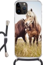 Geschikt voorApple Iphone 14 Pro Max - Crossbody Case - Paarden - Gras - Lente - Siliconen - Crossbody - Backcover met Koord - Telefoonhoesje met koord - Hoesje met touw
