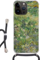 Geschikt voorApple Iphone 14 Pro - Crossbody Case - Grasveld met bloemen en vlinders - Vincent van Gogh - Siliconen - Crossbody - Backcover met Koord - Telefoonhoesje met koord - Hoesje met touw