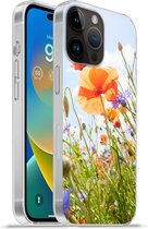 Geschikt voorApple Iphone 14 Pro - Softcase hoesje - Bloemen - Klaproos - Lente - Natuur - Rood - Blauw - Siliconen Telefoonhoesje