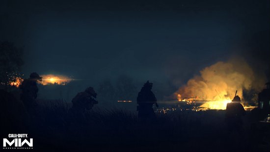 Soldaat met helm, nachtkijkers en geweer, rook en vuur op de achtergrond.