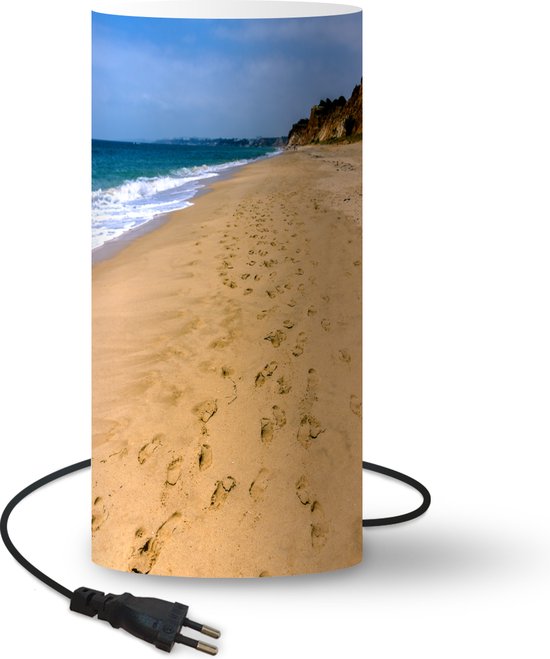 Lamp Falesia Beach – Voetstappen in zand bij Falesia Beach in Portugal – 33 cm hoog – Ø16 cm – Inclusief LED lamp