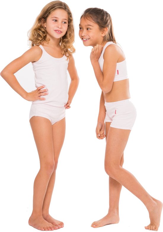 Twee meisjes in witte ondergoed; één praat tegen de ander.