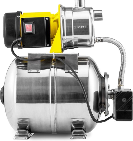Een RVS hydrofoorpomp met gele motorbehuizing, motor, en drukvat, staand op een witte achtergrond.