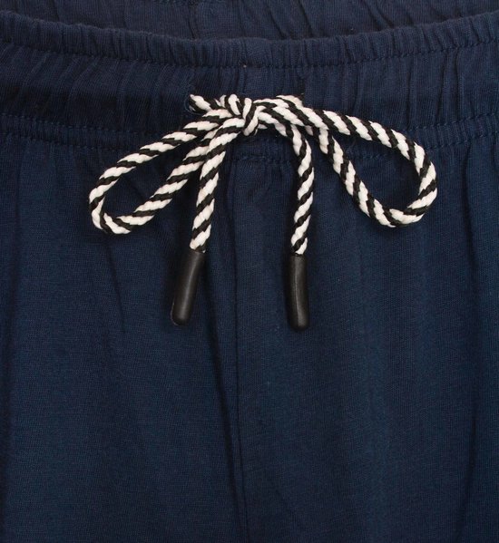 Sluiting van de marineblauwe korte broek met zwart-wit gestreept trekkoord en zwarte uiteinden.