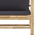 Close-up van het bamboe frame met donkergrijze kussens van de loungeset.