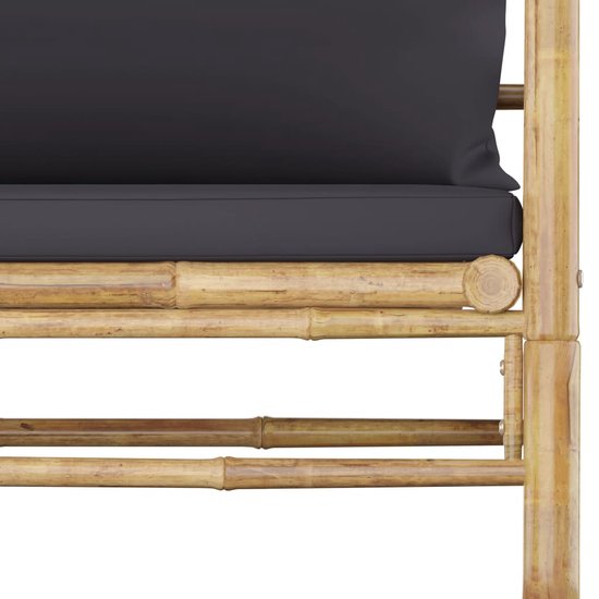 Close-up van het bamboe frame met donkergrijze kussens van de loungeset.