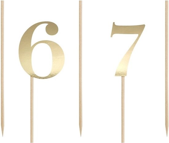 Gouden taartcijfers 6 en 7 op houten prikkers.