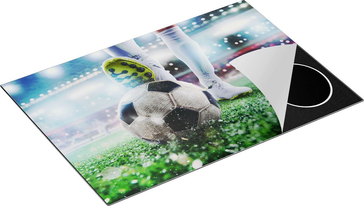 Chefcare Inductie Beschermer Voetbalspeler met de Bal in het Stadion - 77x51 cm - Afdekplaat Inductie - Kookplaat Beschermer - Inductie Mat