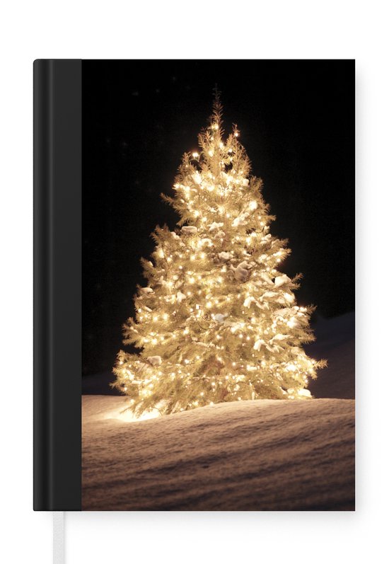 Notitieboek – Schrijfboek – Een verlichtte kerstboom tijdens de nacht – Notitieboekje – A5 formaat – Schrijfblok