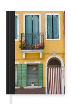 Notitieboek - Schrijfboek - Vrolijk huis in Italië met luiken - Notitieboekje klein - A5 formaat - Schrijfblok