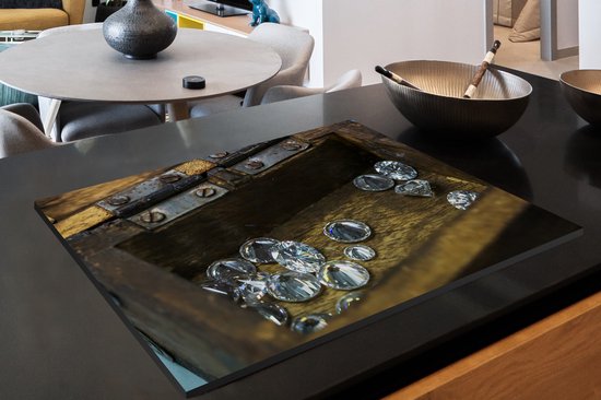 KitchenYeah® Inductie beschermer 80x52 cm - Een achtergrond met diamanten in een houten kist - Kookplaataccessoires - Afdekplaat voor kookplaat - Inductiebeschermer - Inductiemat - Inductieplaat mat