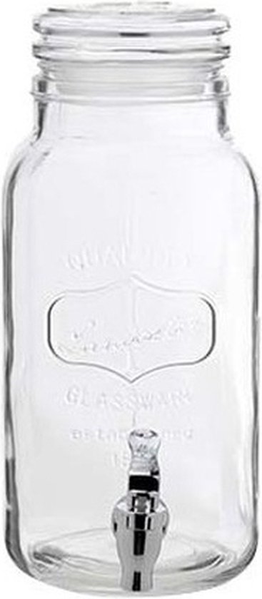 Glazen sapdispenser met een zilveren kraantje, op een witte achtergrond.
